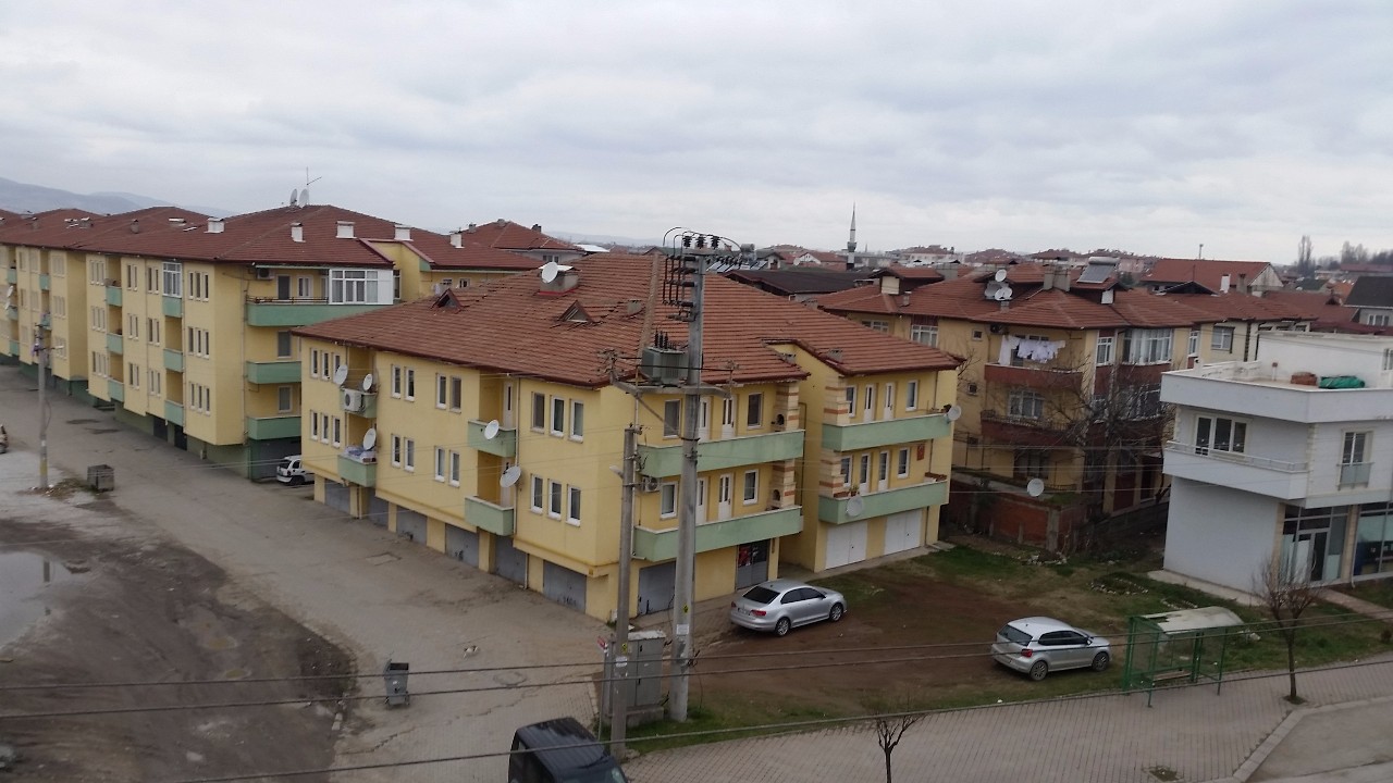 CADDE ÜZERİNDE CADDE CEPHELİ KİRALIK DAİRE Sakarya Emlak İlan