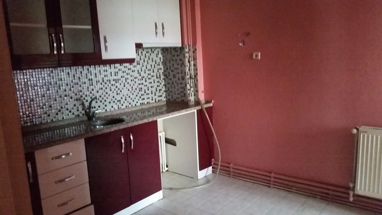 CADDE ÜZERİNDE CADDE CEPHELİ KİRALIK DAİRE Sakarya Emlak İlan