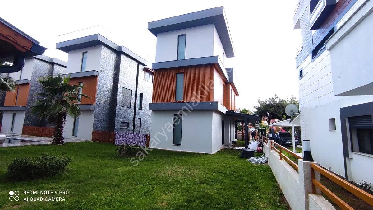 Seferihisar Ürkmez'de deniz tarafında tek müstakil havuzlu satılık 3+1 villa